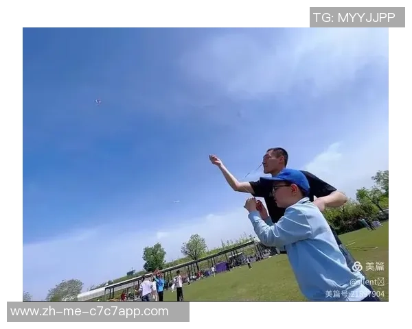 足球纸鸢在蓝天下飞翔的梦想与追逐，传递着青春的热情与勇气